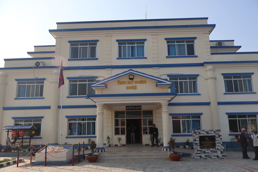 जिल्ला प्रहरी कार्यालय रुपन्देहीको मूलगेटमै निवेदनको ‘क्यूआर कोड’