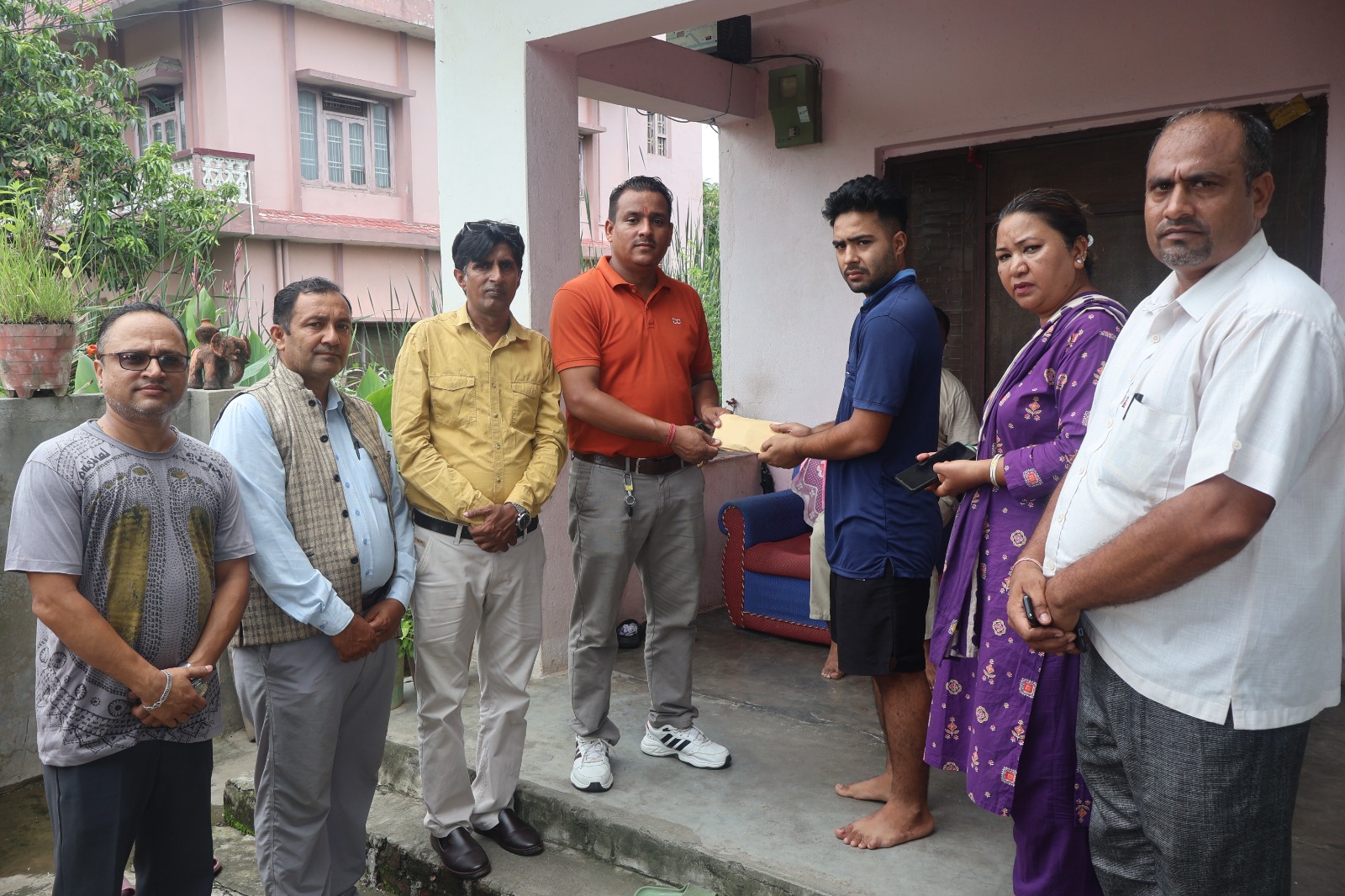 क्यान्सरपीडितलाई आर्थिक सहयोग हस्तान्तरण