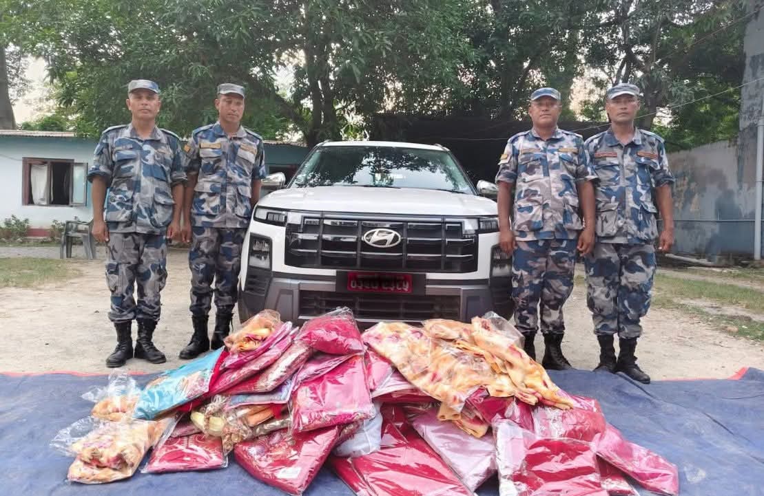 रुपन्देहीमा सुरक्षा टोली देखेपछि चालक फरार, कारभित्र फेला पर्‍यो १ लाख ४५ हजारको अवैध कपडा